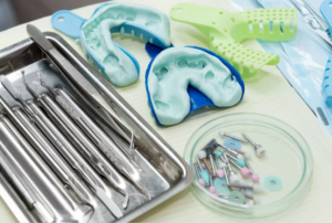 Зуботехнические материалы: разновидности, особенности и назначение