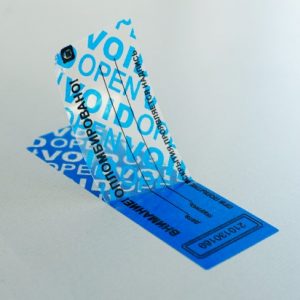 Этикетки на пленке и трубки ПВХ: универсальные материалы для маркировки и монтажа